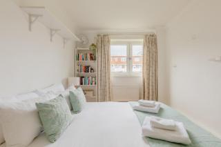 Stylish 2BD Home with Private Garden Nine Elms - 1