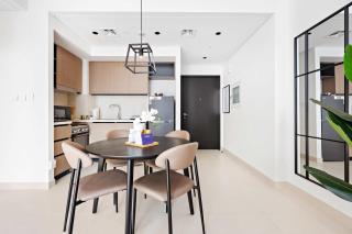 Silkhaus Chic 1BDR Near Burj Khalifa with Balcony - Dubai - 4