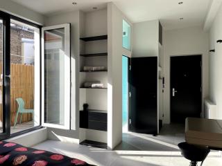 Room with a bathroom and private entrance door - Berlino - 3