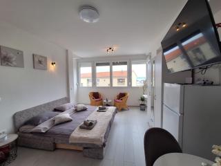 Mystic Grey Studio Apartment - Ploče (Porto Tolero) - 0