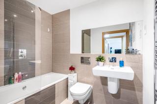 OnSiteStays - 2 Bed, 2 Bathroom, WiFi and Free Underground Secure parking - 5 Mins walk to town centre - 6