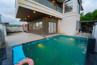 Royal Cabana Lonavla - 6BHK Luxury Villa with Heated pool and Turf - Lonavala - 5