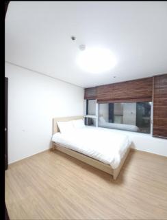 Elegant 3-Bedroom Apt, 1 Min from COEX City Airport - Seoul - 4