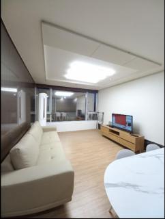 Elegant 3-Bedroom Apt, 1 Min from COEX City Airport - Seoul - 3