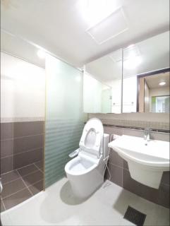 Elegant 3-Bedroom Apt, 1 Min from COEX City Airport - Seoul - 2