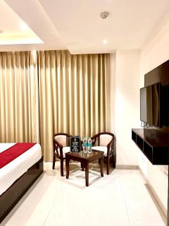 Hotel Lycoris Zirakpur Chandigarh !! Main Highway Hotel ! Lift ! Large Parking ! Premium AC Rooms ! Traveler choice - Zirakpur - 8