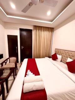 Hotel Lycoris Zirakpur Chandigarh !! Main Highway Hotel ! Lift ! Large Parking ! Premium AC Rooms ! Traveler choice - Zirakpur - 9