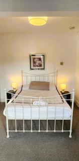 Spacious Ensuite Room with Charming Bay Window - Sheffield - 5