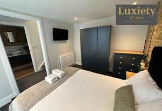 2BR Flat By Luxiety Stays Short Lets & Serviced Accommodation Southend on sea With Free WiFi & Netflix - 4