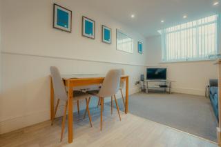 SUPER Duplex Central City Apt FREE PRIVATE parking - 3