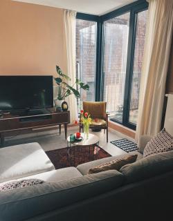 Warm, spacious city stay - 0