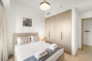 Luxe 4BR with Burj View l Pool & Gym - 4