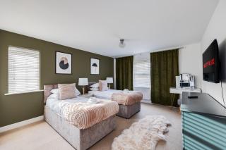 Stunning Detached House with Driveway Parking, Office Room, Self-Check-In, Fast WiFi and Smart TV with Sky and Netflix by Yoko Property - 9