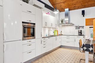 Spacious And Inviting Pool House With Spa, Sauna, Rooftop Terrace And Room For The Whole Family Just 300 Metres From The Water And Close To - 4