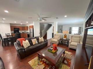 Top Location! Spacious Home Near Downtown & Events - Austin - 0