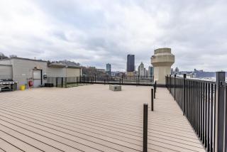 King Bed - Heart of PB - Jaw-Dropping Rooftop and Gym - Pittsburgh - 5