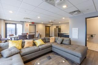 King Bed - Heart of PB - Jaw-Dropping Rooftop and Gym - Pittsburgh - 2