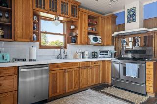 Kingsby Farmhouse - 1BR with 2 Queens & Mountain Views - 5
