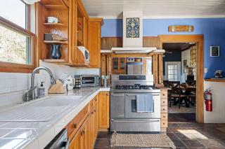 Kingsby Farmhouse - 1BR with 2 Queens & Mountain Views - 2