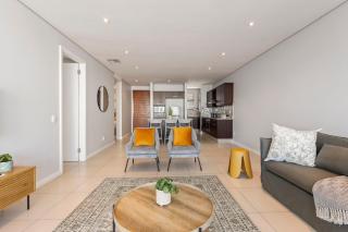 Stylish Umhlanga Rocks Stay - Balcony, Pool, Prime Location - Durban - 9