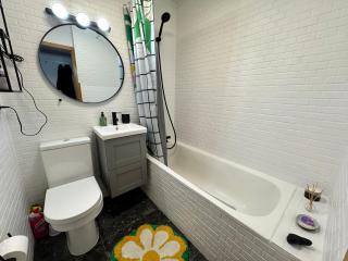 Bright & Cozy Central Studio - 1