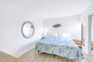 Stunning 2BR Lagoon-View Steps To Siesta Key Beach - 1