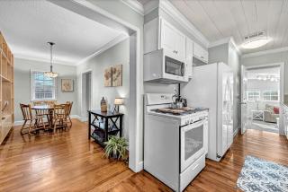 University Place, family stay, practically on JBU campus - 5