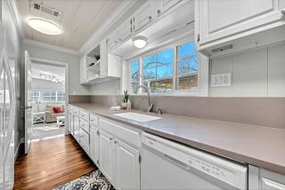 University Place, family stay, practically on JBU campus - 3