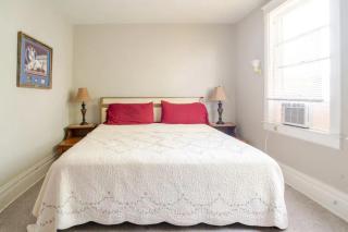 The Carew House Sleeps 10 Fenced 4BR Full Kitchen Steps2 YCP - York - 8