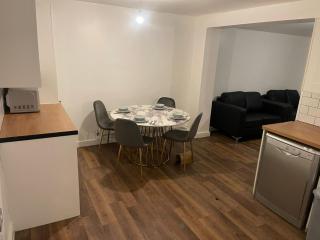 Couples Retreat - City Centre With Parking - Shared Unit - - 2