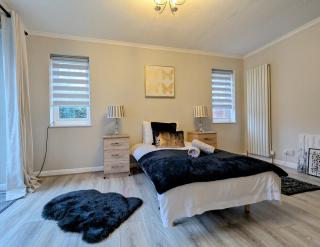Spacious 4 Bedroom House - Balderton - 1