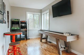 Modern Cabin on 26 acres,Hot Tub,Fire Pit,GameRoom - Berkeley Springs - 2