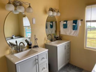 Tropical Oasis Entire Three-bedroom two and a half bath house - Choiseul - 5