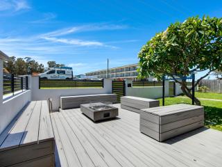 Skyes Beach House-Views, Spas, Sauna, Arcade Games - 3