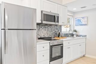 100 Steps to beach access - 5 minute walk to the Village - Private Porch - Siesta Key - 1