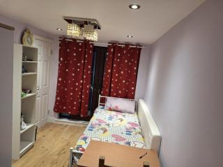 Popular Guest House - London - Gatwick - PRUH - Free Parking - Train from London Bridge" - 7