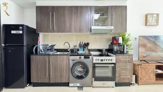 Al Reef Peaceful Studio King Bed Comfort for 2 - Abu Dhabi - 8