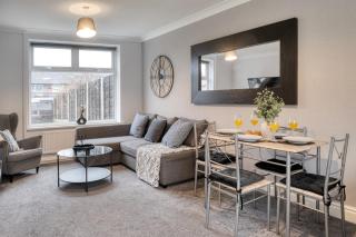 Home near Airport, Private Parking, WiFi, Netflix , Pets welcome, Sleeps 7 - - 6
