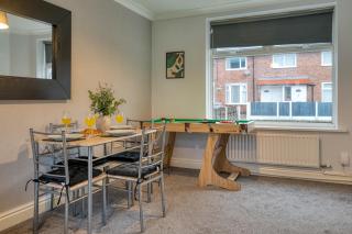 Home near Airport, Private Parking, WiFi, Netflix , Pets welcome, Sleeps 7 - - 5