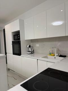 Luxury Oasis With Private Pool & Parking - 9