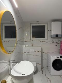 Luxury Oasis With Private Pool & Parking - 7