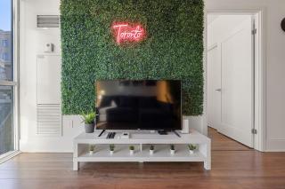 Spectacular Suite in the Heart of Toronto - 2