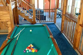 Bright Fun Four Bedroom Cabin with Pool - Hudson - 2
