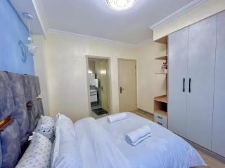elegant viewpoint apartment with heated swimming pool fully equipped gym private parking space children playing ground and a relaxing rooftop with amazing city views - Nairobi - 9