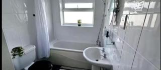 Arnstone Spacious 6 bedroom home with parking - - 9