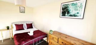 Arnstone Spacious 6 bedroom home with parking - - 3