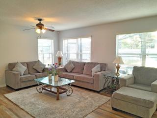 Private pool villa with game room close to theme parks! - 2