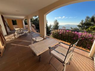 Bas de villa, vue mer, terrasse, clim, piscine - Tolone - 0