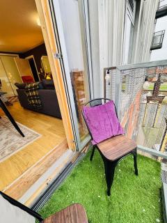 12 Homely & Charming 2 Bed Sleeps 6 balcony - 9