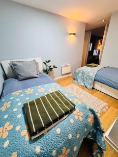 12 Homely & Charming 2 Bed Sleeps 6 balcony - 8